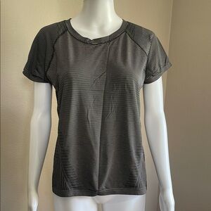 Athleta Fitted Gray Short Sleeve Tee